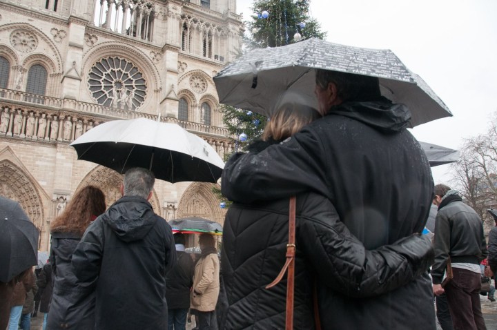 Minute silence à Notre Dame hommage vicitmes Charlie (web)