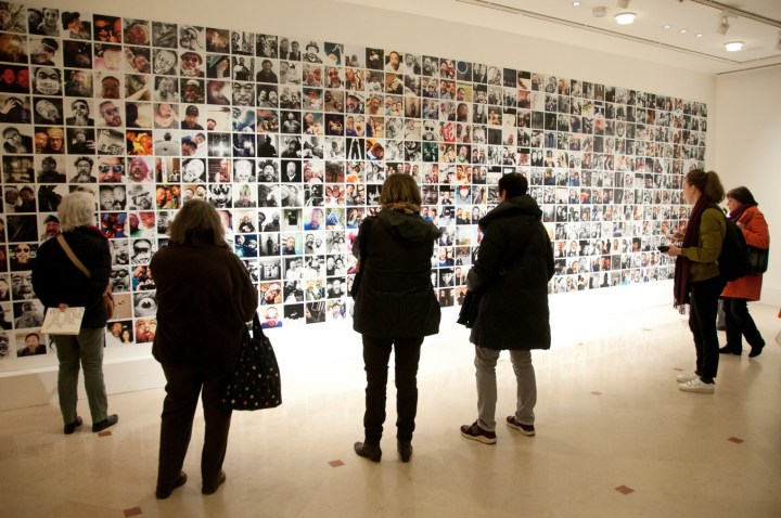 Ai Weiwei mur de selfies (Copier)