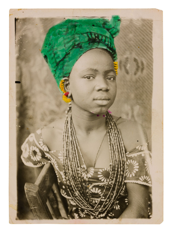 Seydou Keïta tirage colorisé par son encadreur Seydou Keita 1950 (c) S Keita Skpeac photo courtesy CAAC picozzi collection Genève