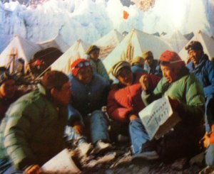 everest-wang-fu-chou-lisant-pensee-mao-au-camp-3-1969