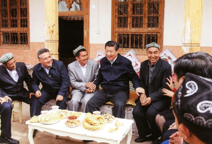 xi-jinping-avec-les-paysans-de-shufu-province-du-xinjiang-2014