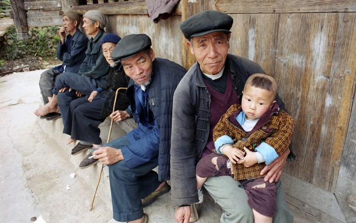 120 Chine gens de Chine Paysans Dong à l'enfant 2001_modifié-1 (Copier)
